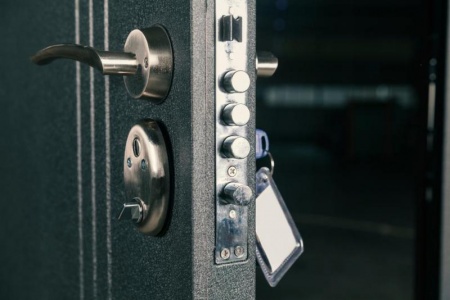 Coffre-fort et verrous anti-effraction, deux rep&egrave;res pour renforcer la s&eacute;curit&eacute; int&eacute;rieure d'un logement